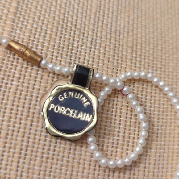 Vintage white beaded‎ necklace with genuine porcelain iridescent flower pendant - Picture 2 of 8